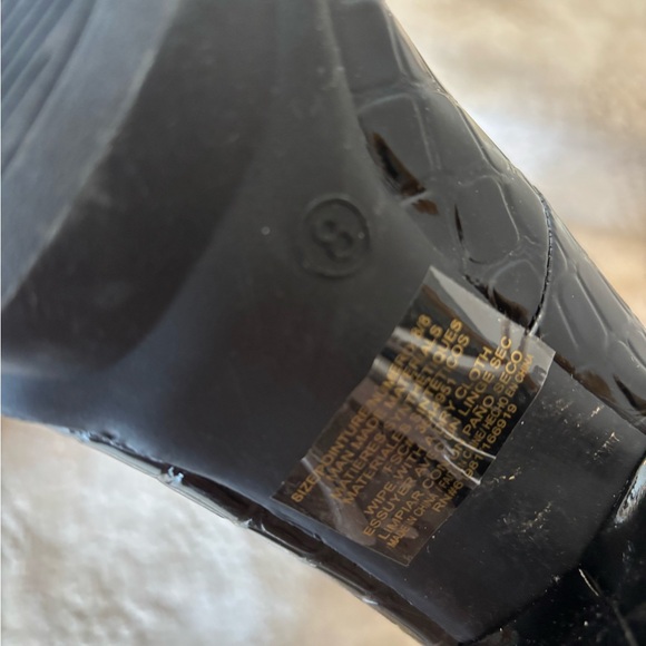 AVON BLACK CROC PRINT PATENT LEATHER HEELS - Picture 5 of 5